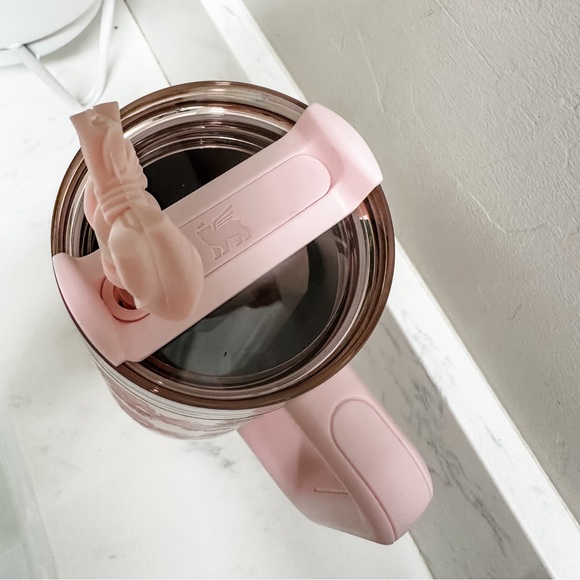 THE STANLEY X LOVESHACKFANCY HOLIDAY QUENCHER | 40 OZ/ Rosa Beaux Pink/ in hand - Picture 5 of 8